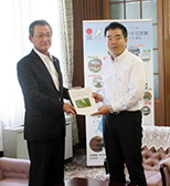 高島市長より要望をお受けする