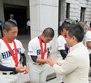 出場する選手と激励の握手