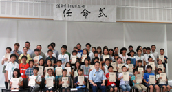 子ども県議会の子ども議員任命式にて子ども県議と集合写真