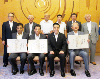 河川愛護活動に取り組まれている3つの団体の方々を表彰