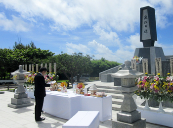 縄県糸満市摩文仁（まぶに）の平和祈念公園、沖縄「近江の塔」戦没者追悼・平和祈念式典にて手を合わせる
