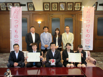 「漬物グランプリ2017」で入賞された龍谷大学農学部の学生3名ほか関係者の皆様と