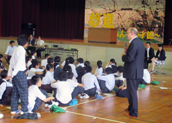 ガス氏による「SDGs」特別授業を越大津市長とともに見学