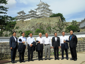 世界遺産・姫路城の前にて集合写真