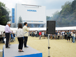 大津市の株式会社堀場製作所びわこ工場で行われたHORIBAグループ感謝デーで挨拶