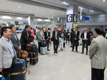 深夜にシンガポール空港から飛び立ち、朝の8時頃関西国際空港へ無事到着