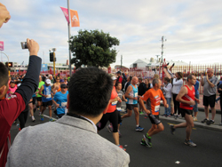 クイーンズワーフにて10kmマラソンを応援