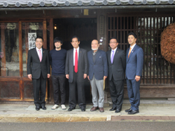 山本地方創生大臣らと集合写真