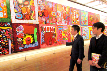 国立新美術館開館10周年の企画展「草間彌生 わが永遠の魂」を視察。新生美術館との連携可能性をさぐる。