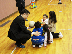 体育館にて、子どもたちと触れ合う