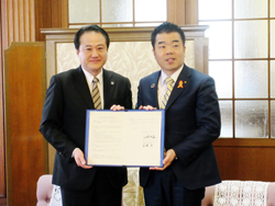 損害保険ジャパン日本興亜株式会社様と本県との交通安全に関する協定の締結式に出席