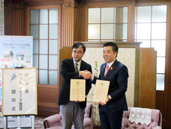 東京おもちゃ美術館の多田館長とともに、ウッドスタート宣言調印式