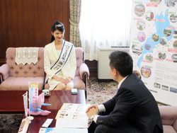 第49回ミス日本コンテストでミス日本「海の日」に選ばれた、大津市出身の三上優さんから受賞報告をいただく