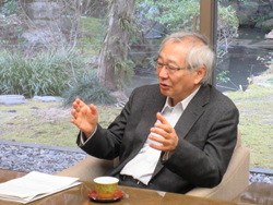 政治、経済の分野を中心に評論活動をされている佐伯先生