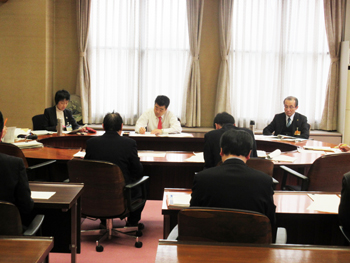 翌日の質疑に向けて担当部局と答弁協議