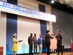 第72回びわ湖毎日マラソン大会の歓迎の夕べに出席し、海外からの招待選手に記念品をお贈り