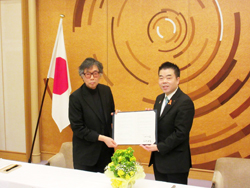 司馬遼太郎記念財団と県との基本協定締結式に出席