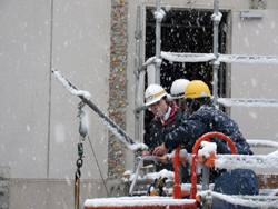 吹雪の中で工事を進める関係者の皆様