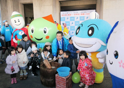 子どもたちと餅つきを楽しむ様子