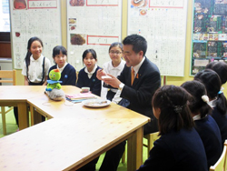 子どもたちが作ったふなずしを試食する様子