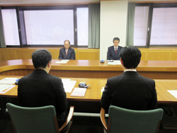 滋賀経済団体連合会へ要請する様子