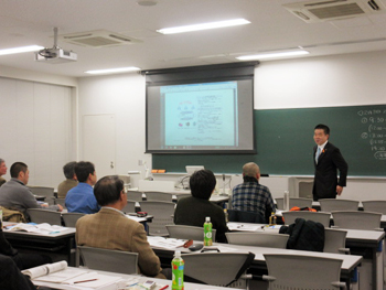 滋賀ものづくり経営改善インストラクターの皆さまにお願いする様子