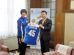 キャプテンの峯村選手からユニフォームをプレゼントいただく様子