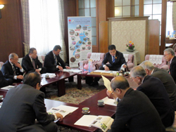 京都大原今津小浜間国道整備促進期成同盟会等からの要望を受ける様子
