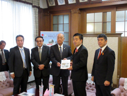 鴨川水系河川改修事業促進協議会および安曇川水系治山治水事業促進協議会の皆さまから、河川改修についてのご要望をいただく様子その2