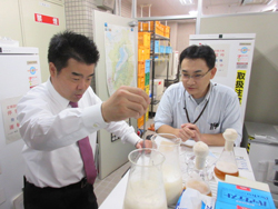 セルロースナノファイバーとプラスチックを複合化する技術や新規醸造用酵母の研究開発を視察