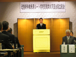 北陸新幹線米原ルート実現促進期成同盟会設立総会であいさつする様子