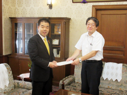 滋賀県国土利用計画審議会の恩地会長より滋賀県国土利用計画の改定にかかる答申をいただく