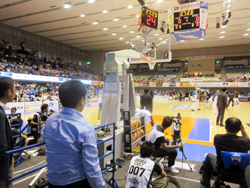 バスケットボール試合を観覧する様子
