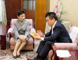 全国手をつなぐ育成会連合会会長の久保厚子さんと「共生社会の実現に向けて」というテーマで対談
