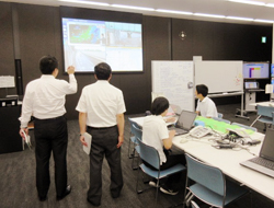 連絡体制を確認する様子