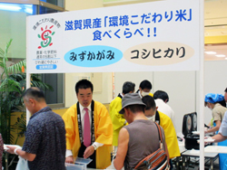 食べ比べブースに知事自ら立ってふるまう様子