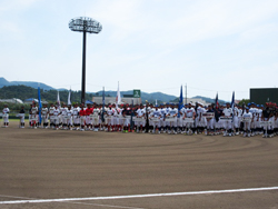 18チームの中学生球児が一堂に会する様子