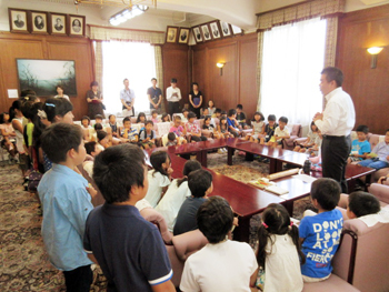 「県庁子ども参観日」に参加する子どもたちを知事室にお迎え