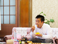 マンゴーを食べる様子