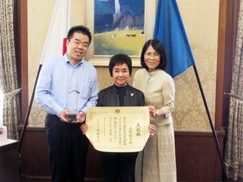 髙橋啓子様より「男女共同参画社会づくり功労者内閣総理大臣表彰」の受賞報告を受ける