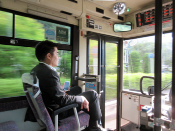 路線バスに乗る様子
