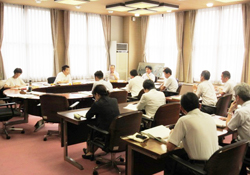各部局の重要課題について意見交換する様子