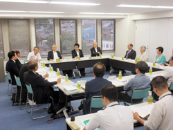 大学および短期大学長との意見交換会に出席