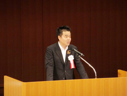 挨拶する様子