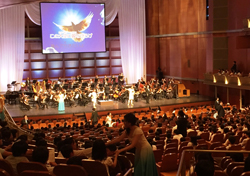 大編成のオーケストラ、オペラ歌手による演奏の様子