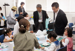 子どもたちに笑顔で対応する様子