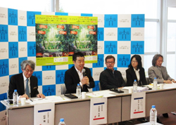 ルネ・マルタン氏、プロデューサーの梶本氏、びわ湖ホールの山中理事長とともに記者会見に臨む
