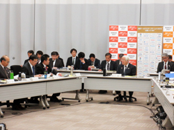 関西人口ビジョンや関西創生戦略などについて議論