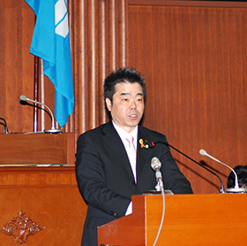 平成28年2月定例会議の最終日での答弁の様子
