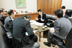法務省を訪問し、更生保護・再犯防止の取組について話を伺う
